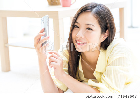 Young woman, smartphone, portrait, room 71948608