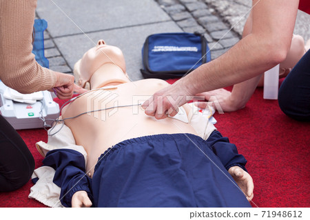 First aid training using automated external defibrillator device - AED First aid training using automated external defibrillator device - AED 71948612