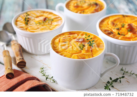Dietetic food. Four servings of carrot flan 71948732