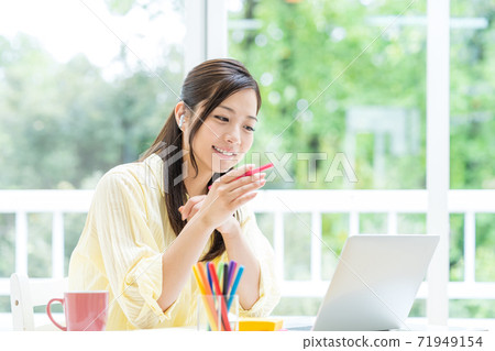 Young women, at home, students, remote Young women, at home, students, remote 71949154