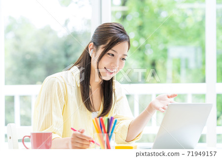 Young women, at home, students, remote Young women, at home, students, remote 71949157