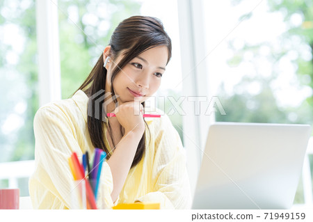 Young women, at home, students, remote Young women, at home, students, remote 71949159