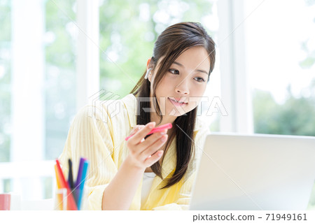 Young women, at home, students, remote Young women, at home, students, remote 71949161