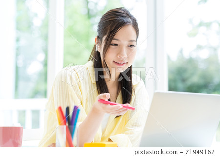 Young women, at home, students, remote Young women, at home, students, remote 71949162