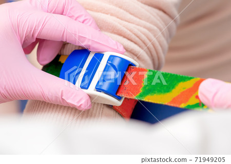 Tightening the harness on the arm. Tightening the harness on the arm. 71949205