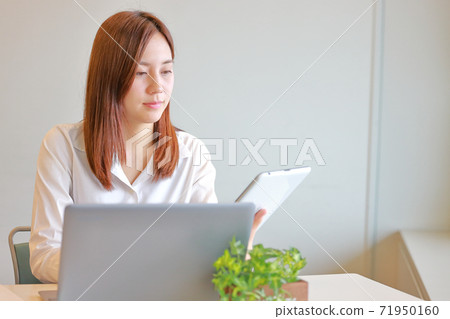 文書工作的女商人，也利用平板電腦 71950160