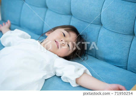 在沙發上玩的女孩 在沙發上玩的女孩 71950254