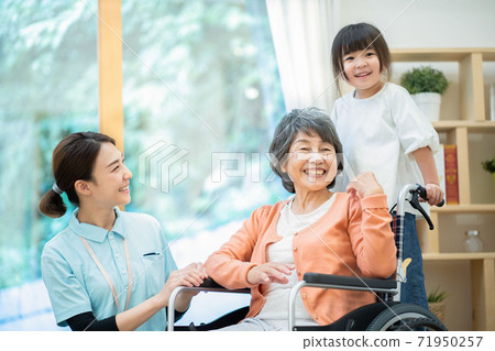 奶奶和孫子們的老人家一起玩 71950257