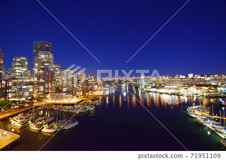 從巴拉德街大橋溫哥華的夜景 從巴拉德街大橋溫哥華的夜景 71951109