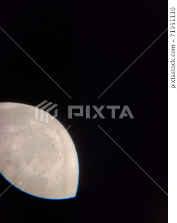 用望遠鏡看滿月 71951110