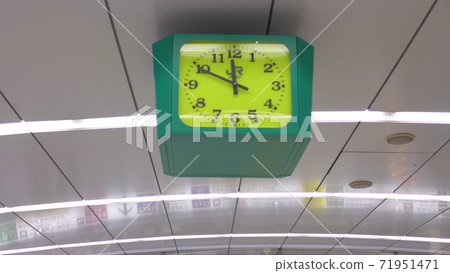 [Last train advance] Look up at the clock at the station near the last train 71951471