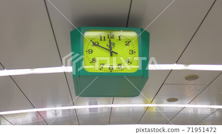 [Last train advance] Look up at the clock at the station near the last train 71951472
