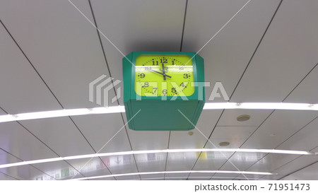 [Last train advance] Look up at the clock at the station near the last train 71951473