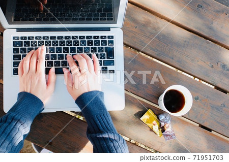 Telework in an outdoor park Telework in an outdoor park 71951703