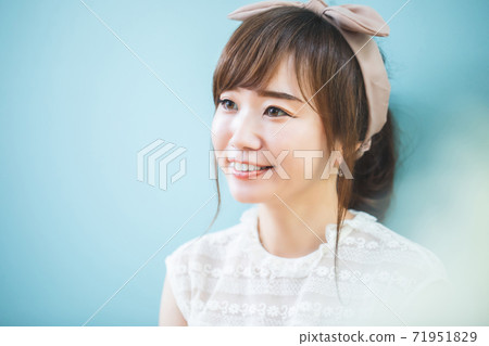 Woman wearing a hair band Woman wearing a hair band 71951829