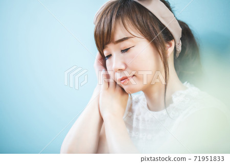 戴著髮帶的女人 71951833
