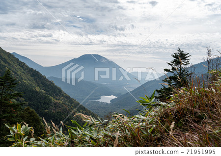 湯野湖和音子山的遠景 湯野湖和音子山的遠景 71951995