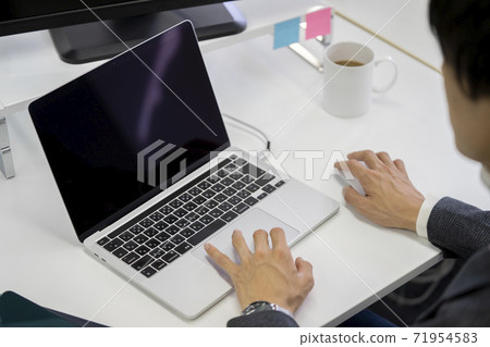 在筆記本電腦上工作的人 在筆記本電腦上工作的人 71954583