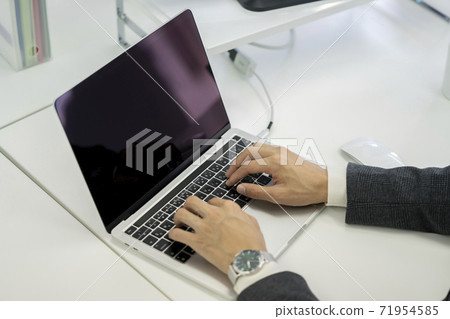 在筆記本電腦上工作的人 71954585