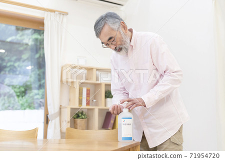 老人做酒精消毒 老人做酒精消毒 71954720