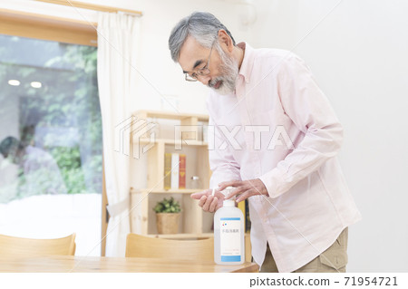 老人做酒精消毒 老人做酒精消毒 71954721