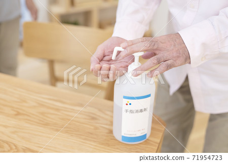 男性高級身體部位被酒精消毒割傷 男性高級身體部位被酒精消毒割傷 71954723
