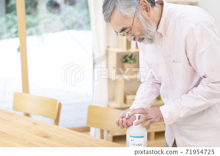 老人做酒精消毒 老人做酒精消毒 71954725