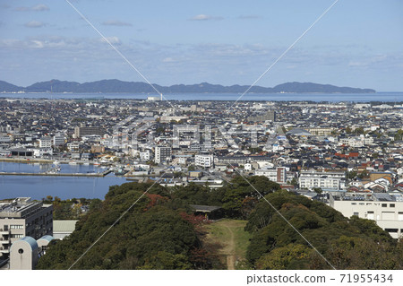 從鳥取縣米子城堡遺跡看的島根半島和米子市 71955434