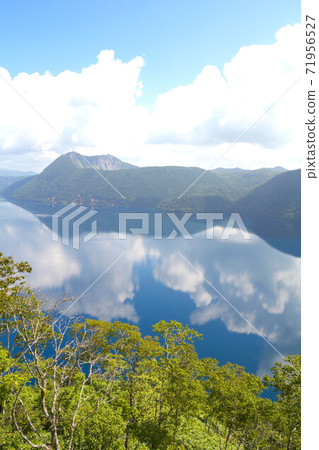 Lake Mashu in the summer 71956527
