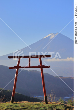 富士山和天空中的鳥居 71956628