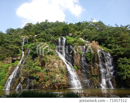 Ansan artificial waterfall scenery in Seodaemun-gu, Seoul Ansan artificial waterfall scenery in Seodaemun-gu, Seoul 71957312
