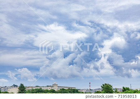 橫濱郊區的住宅區,美麗的雲彩 橫濱郊區的住宅區,美麗的雲彩 71958013