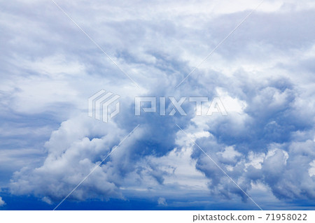 Three-dimensional clouds spreading in the sky 71958022