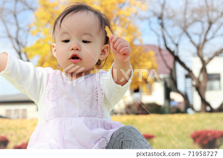 1 year old girl 71958727