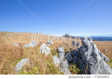 Landscape of Shikoku Karst 71958952