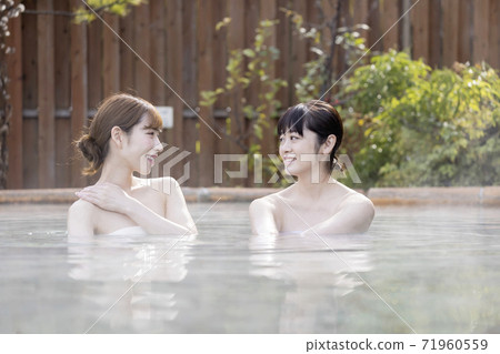 兩名年輕婦女悠閒地露天浴 兩名年輕婦女悠閒地露天浴 71960559