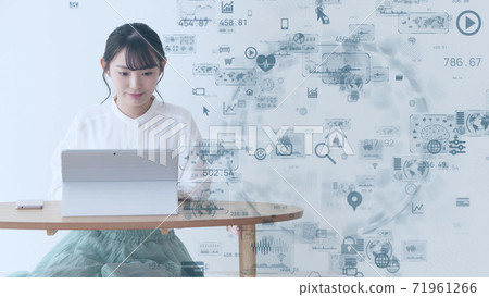 通訊網絡使用個人計算機的婦女 通訊網絡使用個人計算機的婦女 71961266