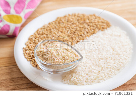 Rice with rice bran and white rice Rice with rice bran and white rice 71961321