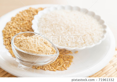 Rice bran with freshly polished white rice and rice bran Rice bran with freshly polished white rice and rice bran 71961332