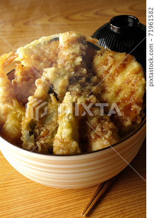 A set of tendon and miso soup with many ingredients such as shrimp, pumpkin and sweet potatoes 71961582