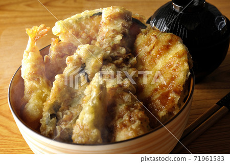 A set of tendon and miso soup with many ingredients such as shrimp, pumpkin and sweet potatoes 71961583