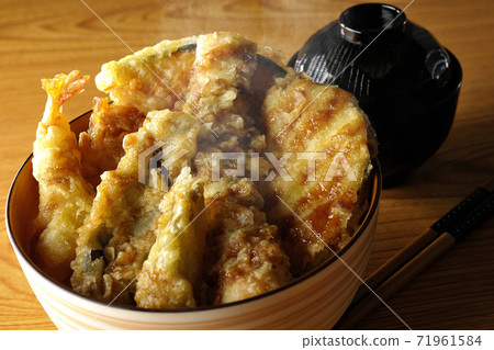 A set of tendon and miso soup with many ingredients such as shrimp, pumpkin and sweet potatoes 71961584