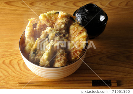 一套天婦羅碗和味o湯，含蝦，南瓜和地瓜等多種配料 71961590