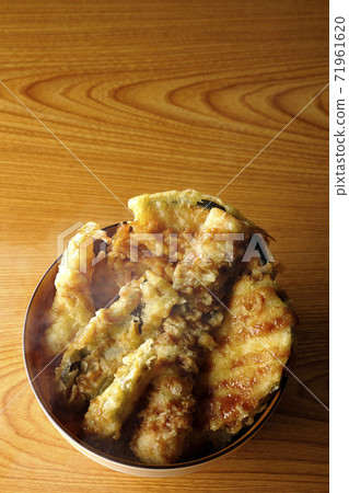 A bird's-eye view of a hot tendon with many ingredients such as shrimp, pumpkin and sweet potatoes 71961620