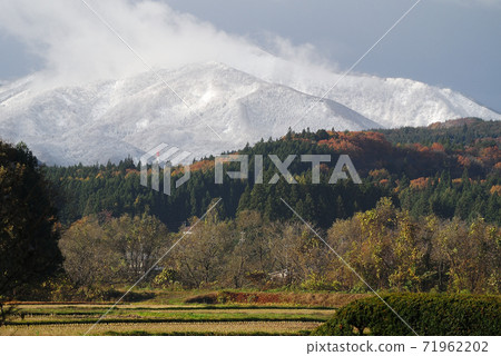 山上堆起了第一場雪 71962202