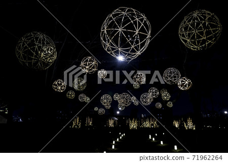 在秋天的夜晚秋葉前細川監獄大樓的照明之夜 在秋天的夜晚秋葉前細川監獄大樓的照明之夜 71962264