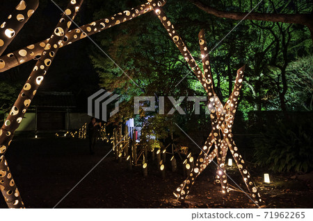 在秋天的夜晚秋葉前細川監獄大樓的照明之夜 在秋天的夜晚秋葉前細川監獄大樓的照明之夜 71962265