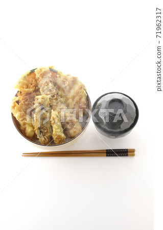 A set of hot tendon and miso soup with many ingredients such as shrimp, pumpkin and sweet potato (white background, bird's-eye view) 71962317