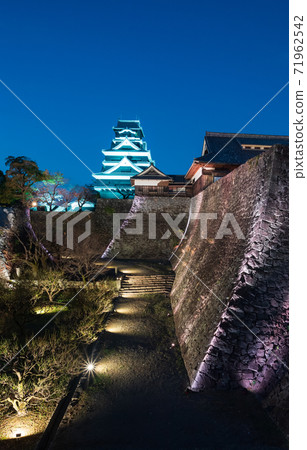 Illumination of Kumamoto Castle in autumn colors Illumination of Kumamoto Castle in autumn colors 71962542