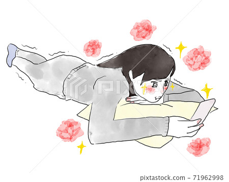 （水彩）一名年輕女子躺在運動衫，看著她的智能手機的全身插圖 71962998
